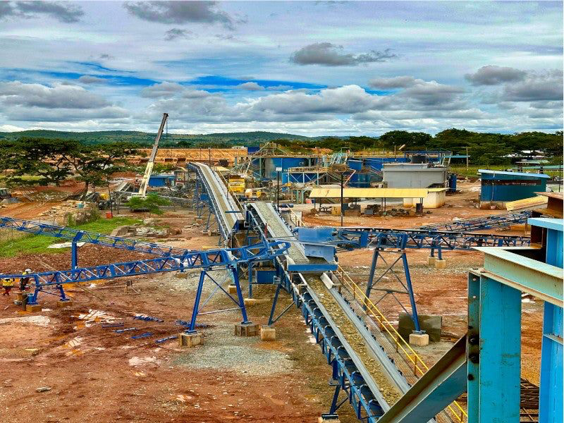 Mineral processing plant machinery and conveyor system